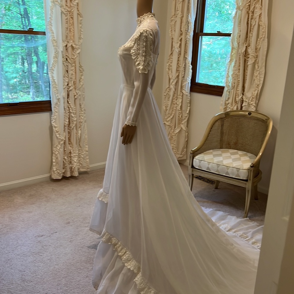 Vintage 1970s Long Sleeve Wedding Gown with Train Size Small Lace Daisy Details - Picture 3 of 15